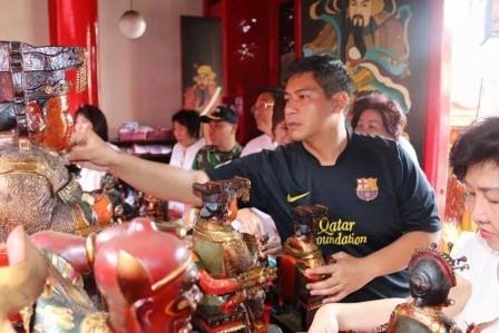 Wawali Ikuti Prosesi Pembersihan Arca Klenteng Ban Hin Kiong